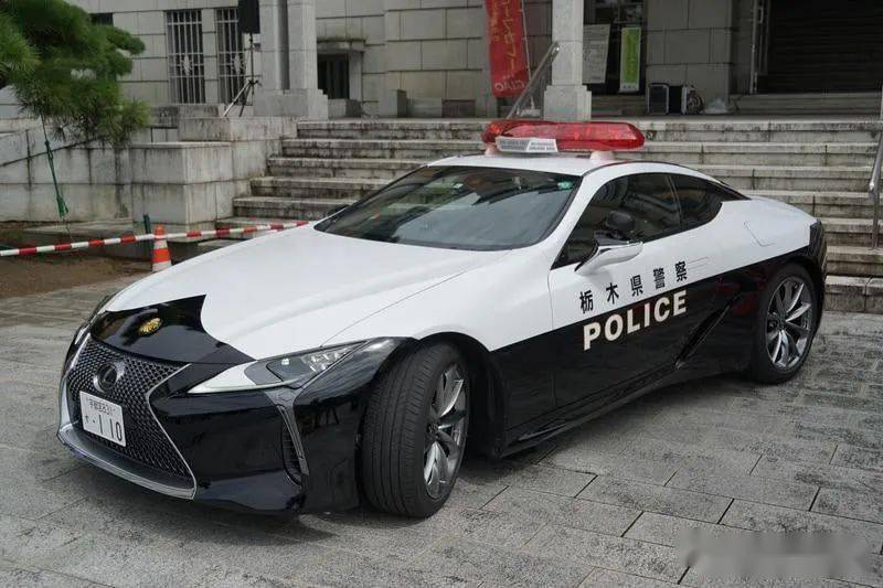 雷克萨斯总裁将一台雷克萨斯lc500捐赠给日本警察局