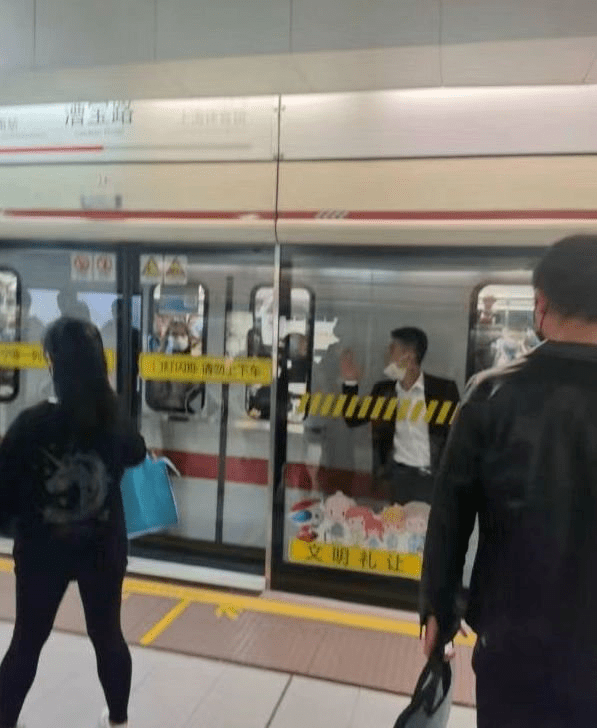 照片疯传一男子被夹地铁和屏蔽门中间太惊险