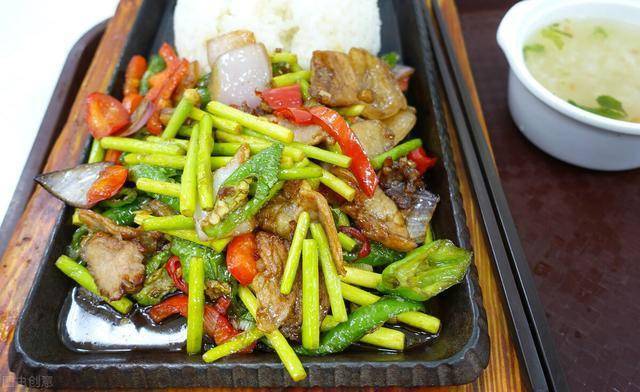 炒肉丝需要放蒜么 810d9855126746d79b52bcf0b69a153a.jpeg