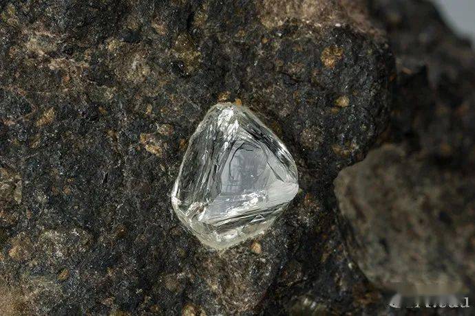 最初南非的钻石也是来自冲积钻石矿,但之后人们在金伯利岩母岩中发现