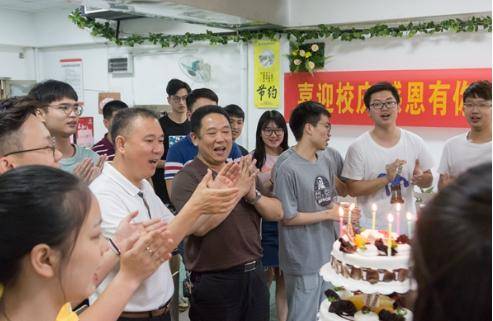 生日|全网秒变柠檬精！跟母校同一天生日，他成了“锦鲤”……