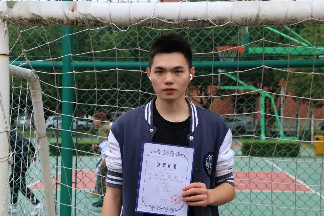 杨鸿宇男子跳高第一名刘国远 男子5000米第二名胡钟毓 男子100米第五