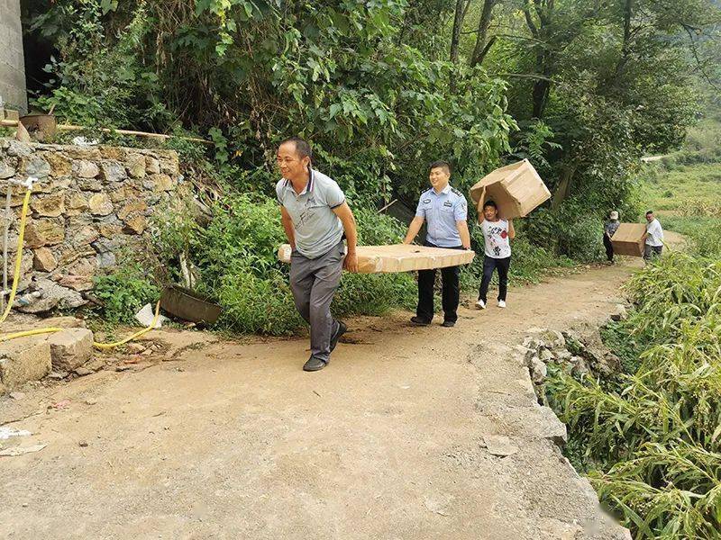 活跃在并嘎村的慈溪90后民警记宁波市公安局驻黔西南工作专班成员陈
