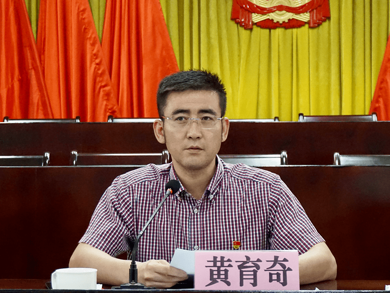 镇长黄育奇对贯彻落实好当前各项重点工作提出要求,特别指出要深刻