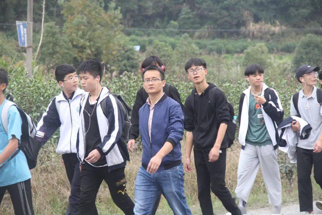祁门一中举行第五届师生60华里远足暨军营一日行活动