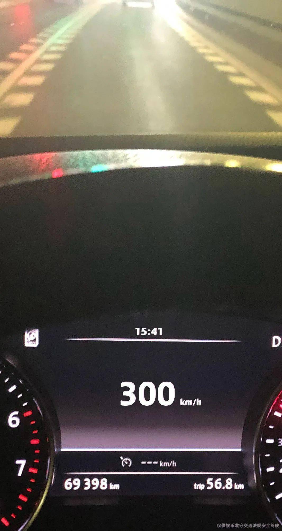 单手飙车时速到300公里!666666
