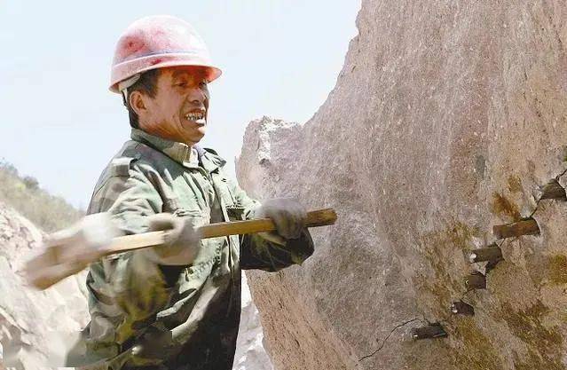 去过石材矿山的人,对于工人开采石材的场景并不陌生.