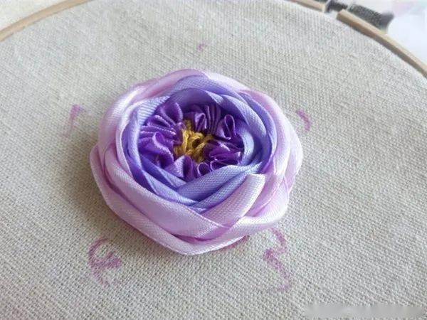 教程|丝带绣 | 奥斯汀玫瑰的绣法教程！（附:13种丝带、7种入门针法详细教程）