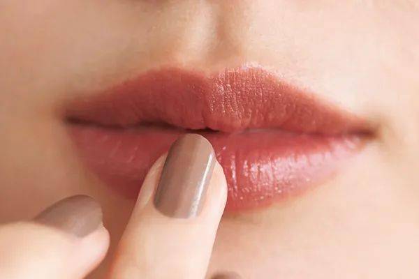涂谁|足以让你时髦整个秋冬的棕色唇，谁涂谁好看