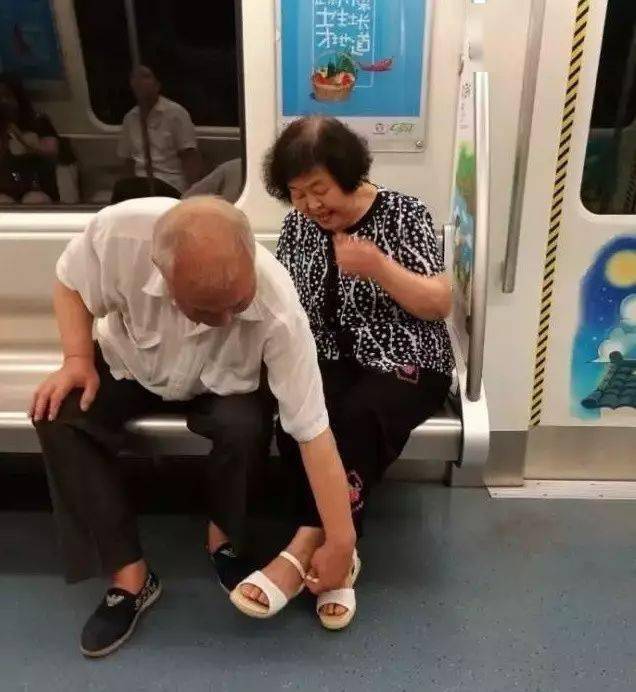朋友圈最暖的照片:遇见你,走到底._老奶奶