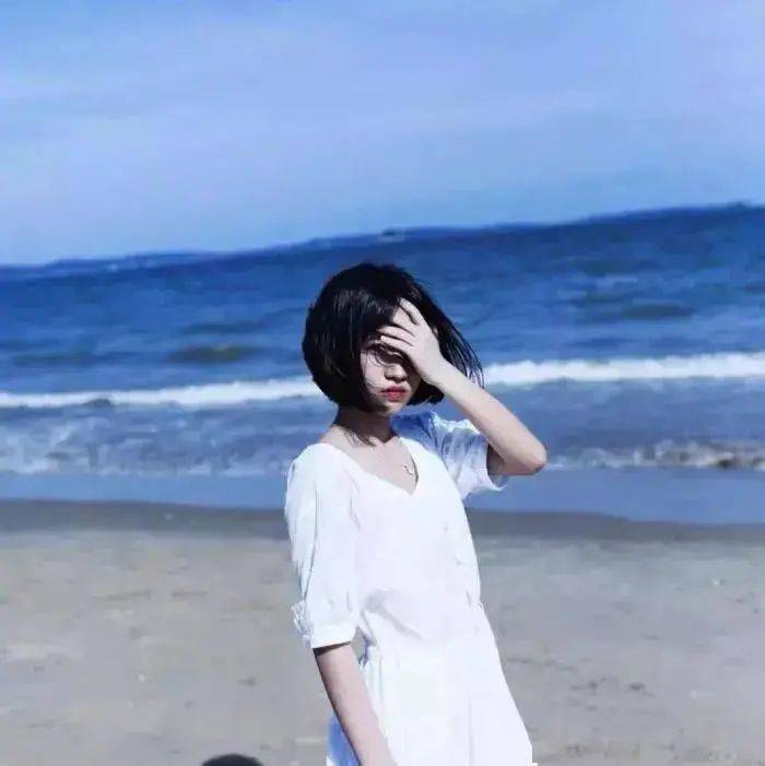 复古短发女生头像:不努力的话,天赋是会被收走的.