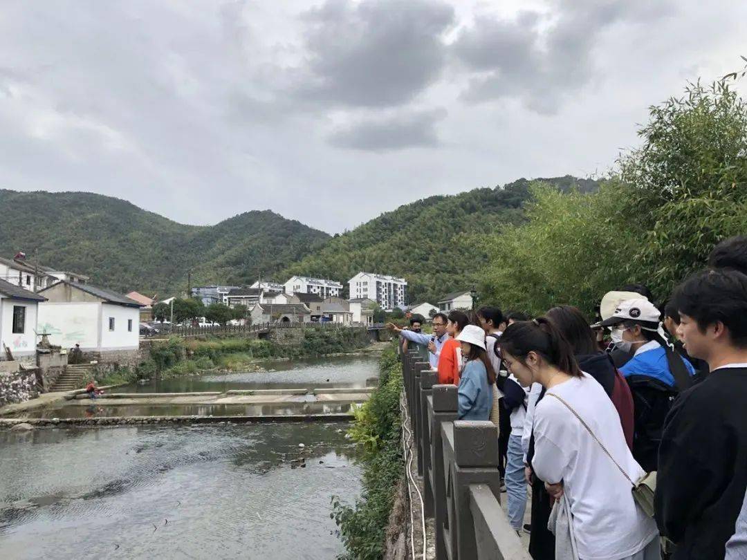 参观城杨村大学生现场听课,了解城杨村新农村建设进程城杨村东邻塘溪