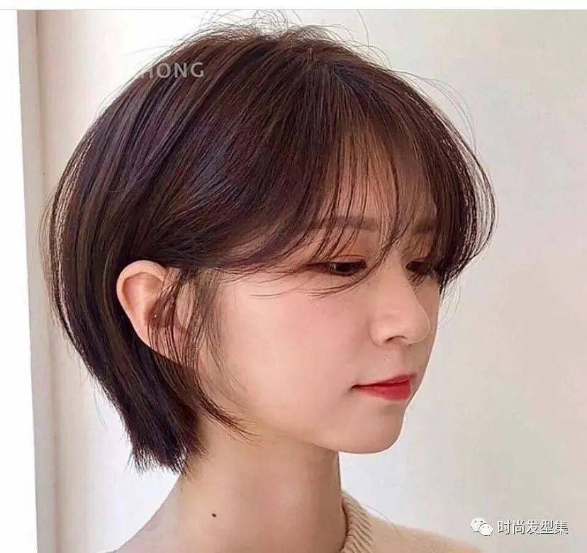 高个子女生可以选择齐下巴  或者齐肩长度长一点的短发,  修饰脸型又