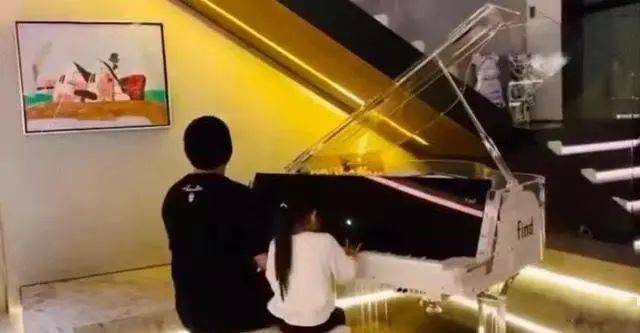 周杰伦一家同框出镜,女儿罕见露正脸!