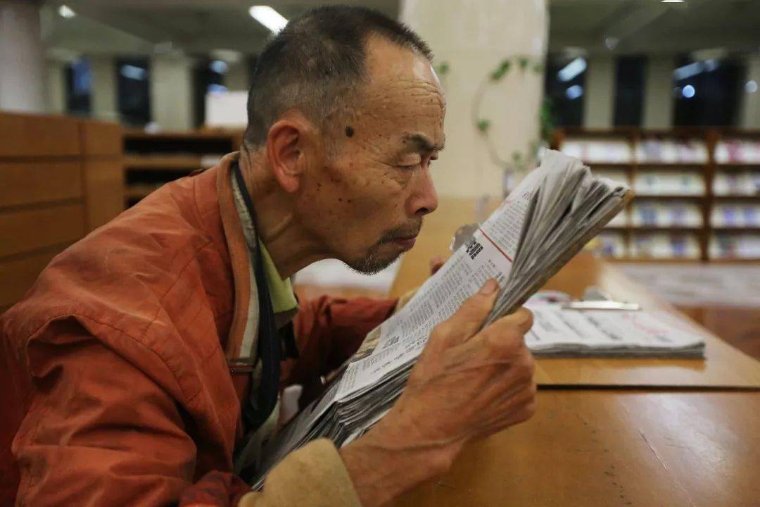 76岁拾荒网红,感动全世界":原来,读书才是门槛最低的高贵
