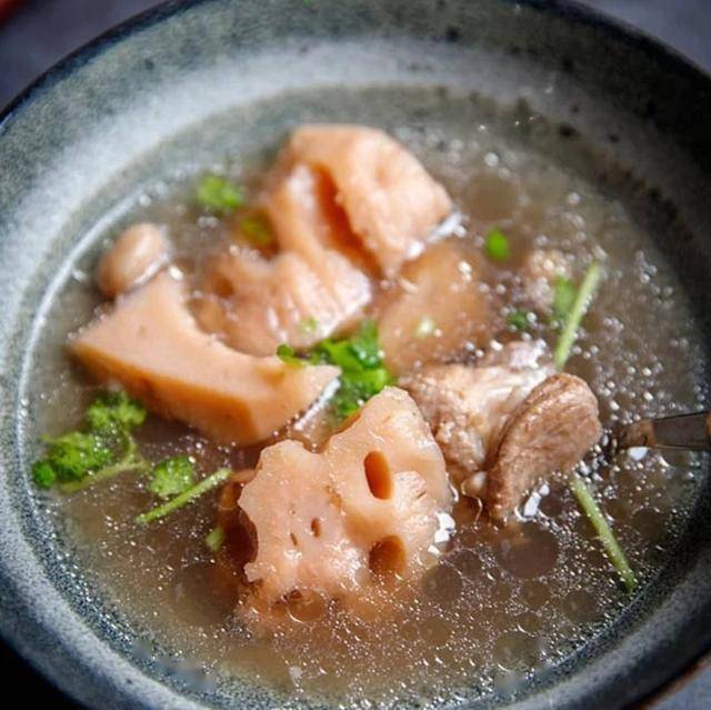 莲藕排骨汤怎么做最好喝 8b81559aa22c465383c9148d94f19b19.jpeg