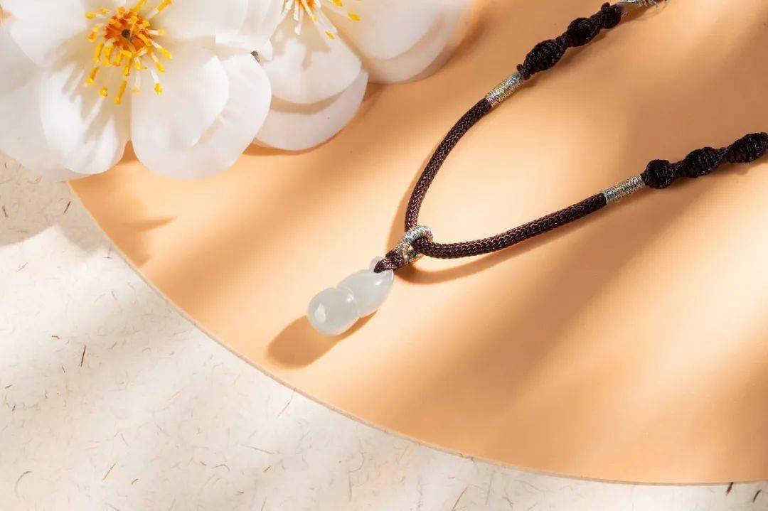 翡翠|秋冬戴这些才能时髦又高级，精致女人的首选！仅需百元，还不快抢!