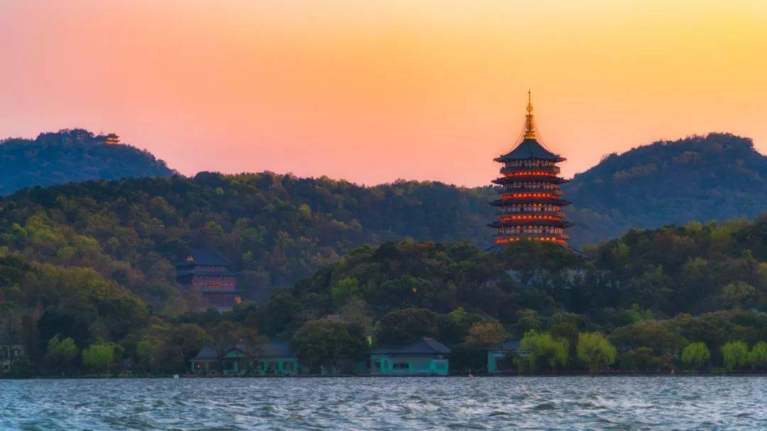 曲院风荷→ 苏堤春晓→ 花港观鱼→ 茅家埠 西湖的标志性景点,最好能