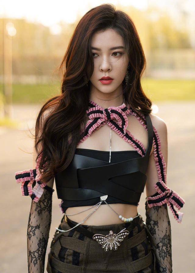 宋妍霏蓝色网纱吊带裙,鱼尾拖地优雅大方,难得一见的细腻质感