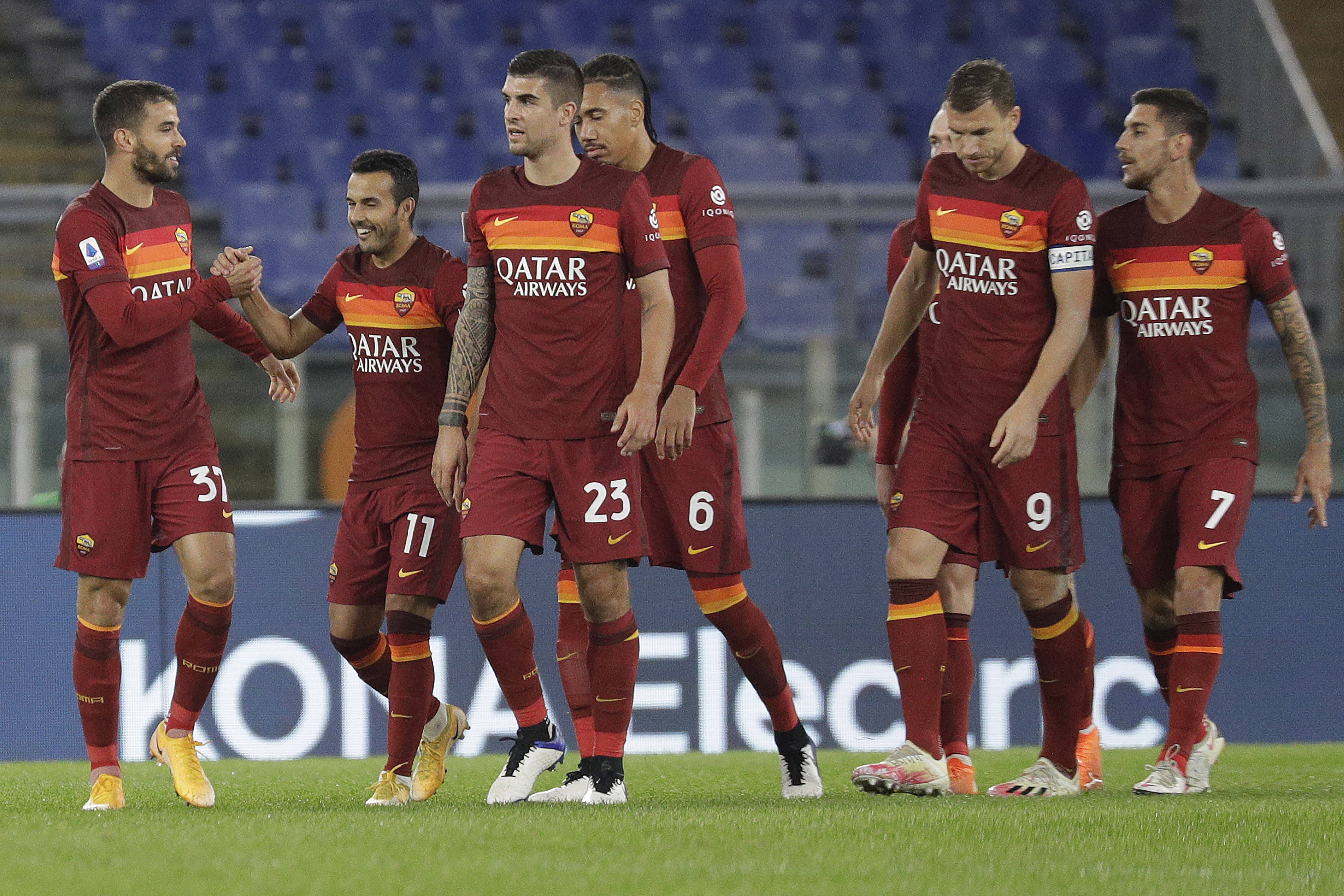 11月1日,罗马队球员斯皮纳佐拉(左一)在进球后和队友庆祝.