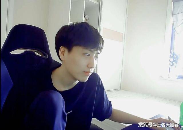 斗鱼爆肝主播少年不太冷连播21小时只为300杀是个狠人
