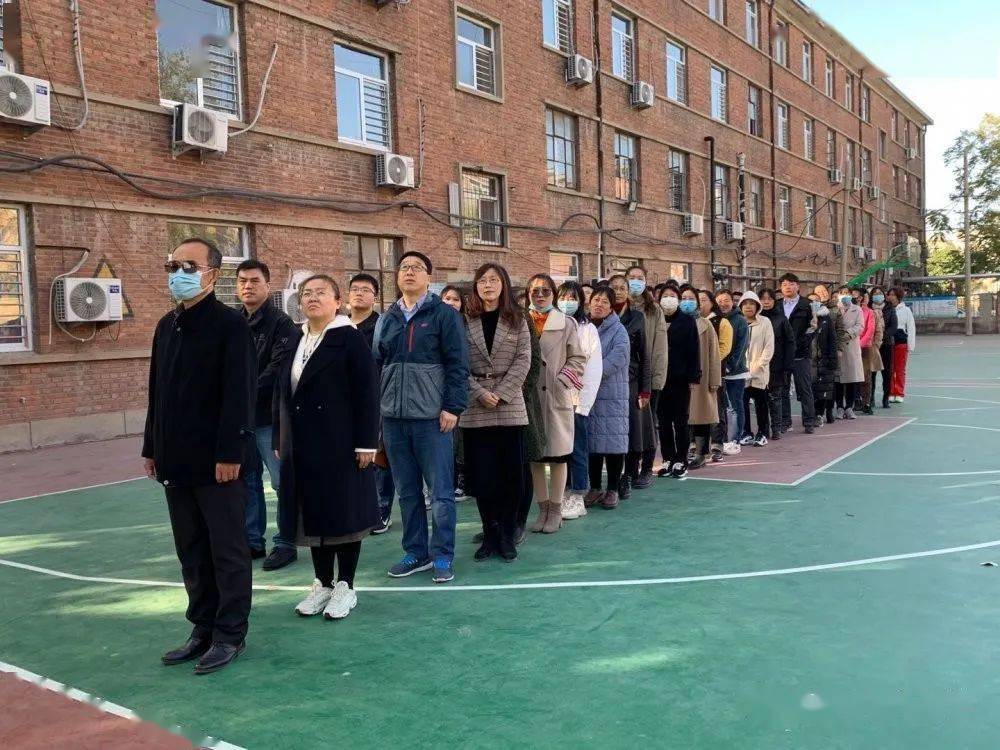 争做新时代的学生领袖——保定七中举行升旗仪式
