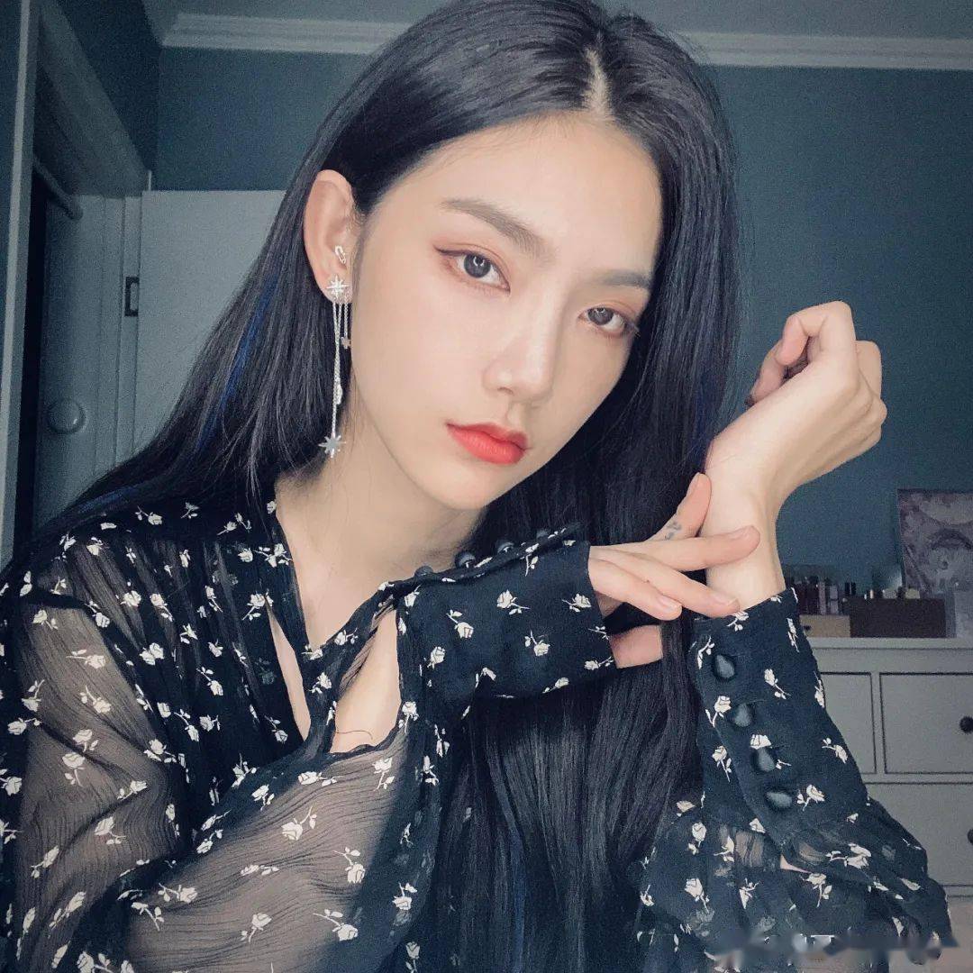 宋茜|甜美女孩如何转型酷A辣妹？宋茜吴宣仪教你一个小动作！