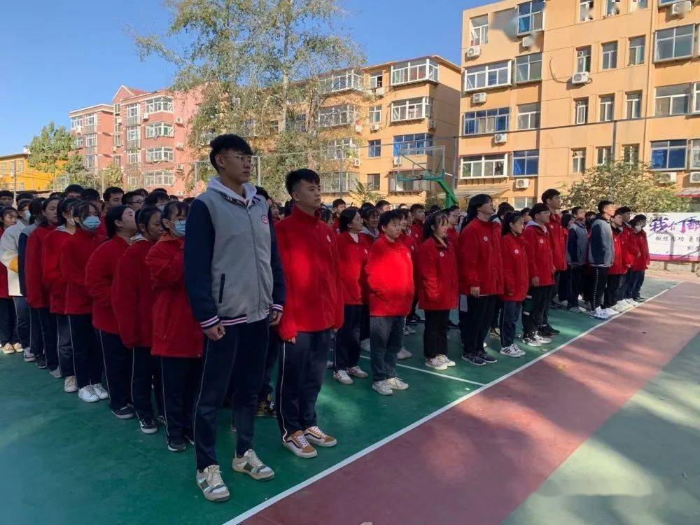 争做新时代的学生领袖——保定七中举行升旗仪式
