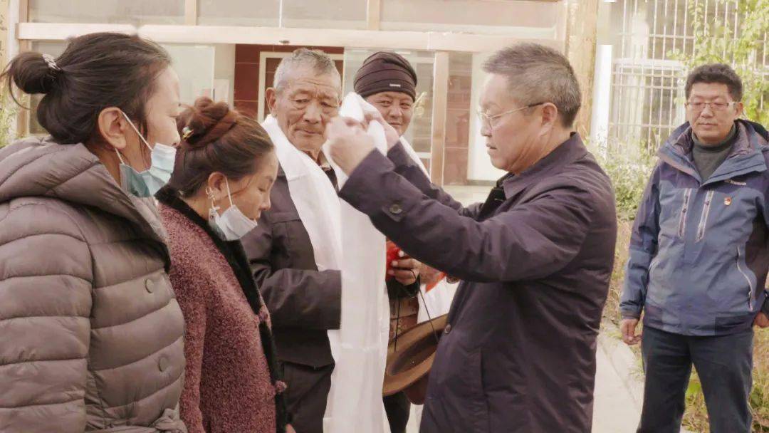 慰问现场,王纯丁与班戈县在档困难职工代表进行了亲