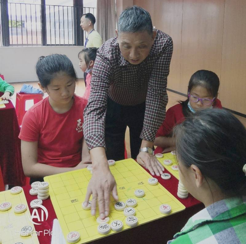 景龙|象棋特级大师走进深圳福田景龙小学，现场授课指导招法