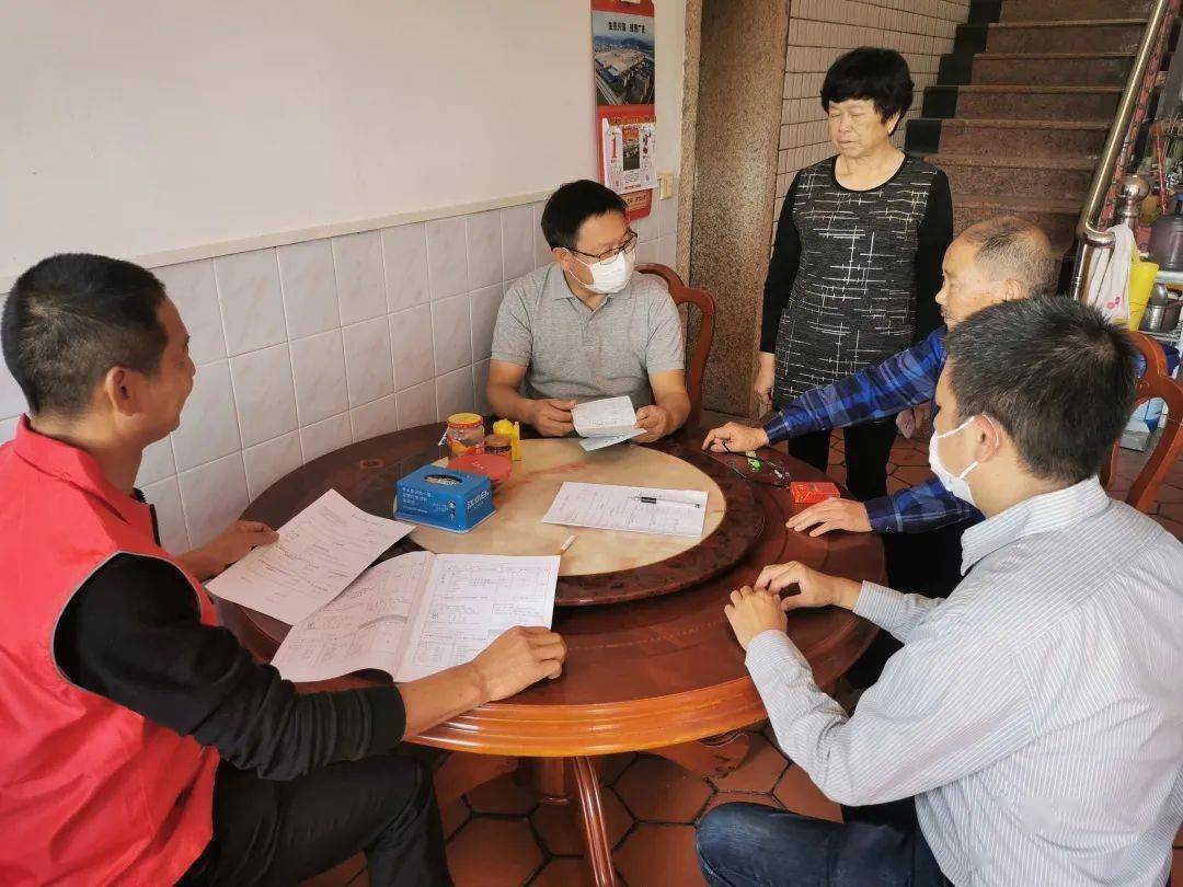 疫情中的人口普查员_疫情火车站人口图片