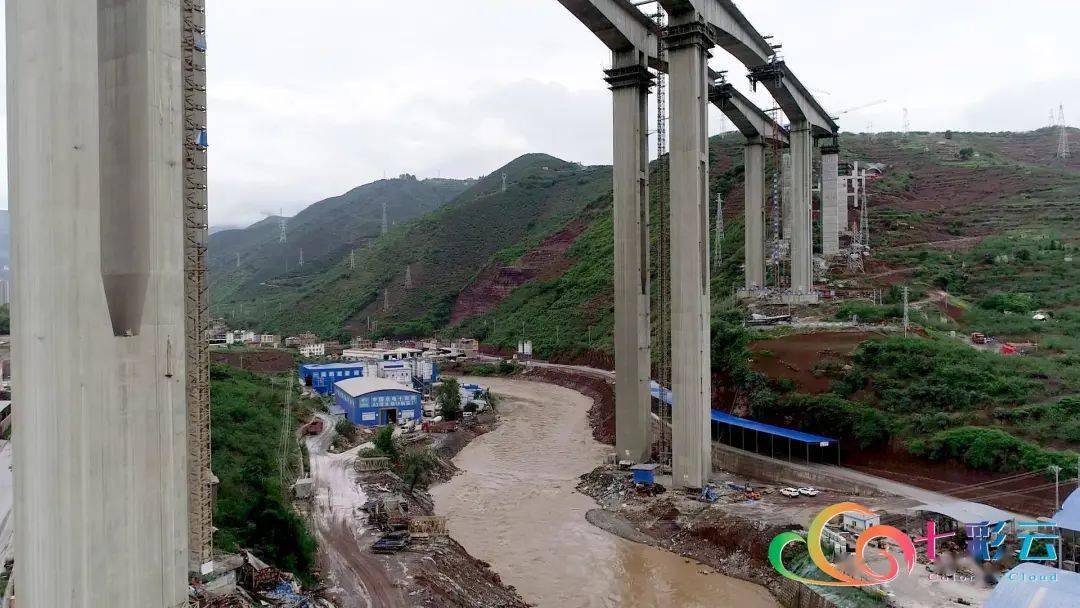 乌蒙山中架"长虹":宜昭高速洛泽河特大桥实现双幅贯通