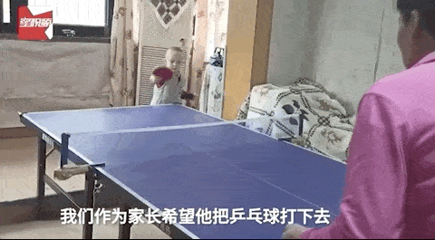 3岁男孩打乒乓球拍拍精准,网友:奶凶奶凶的