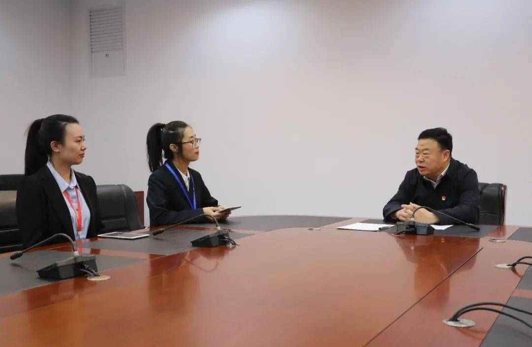 张恩惠奇巴图接受第七次全国人口普查现场登记