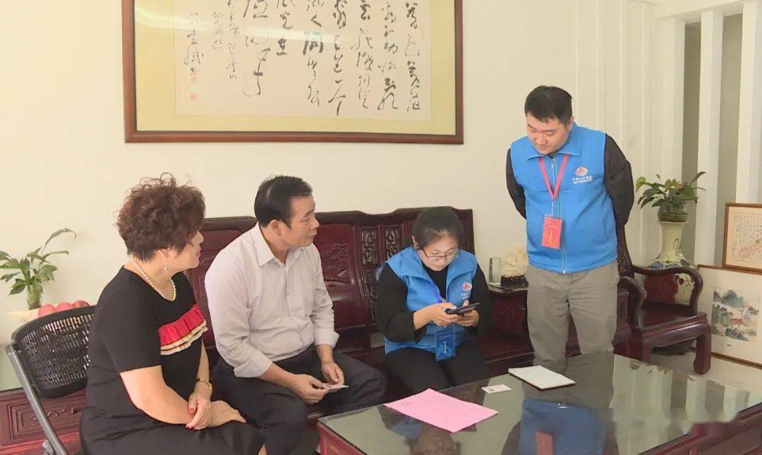县领导接受人口普查(2)