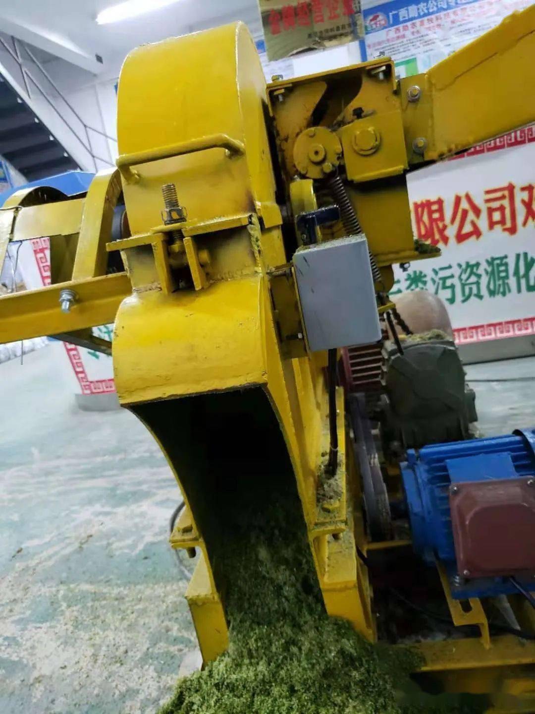 青绿牧草,秸秆,藤蔓采用超细粉碎机加工后养殖效益大增