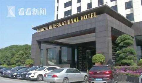 酒店洗完澡玻璃门突然爆裂，她全身20多处被划伤
