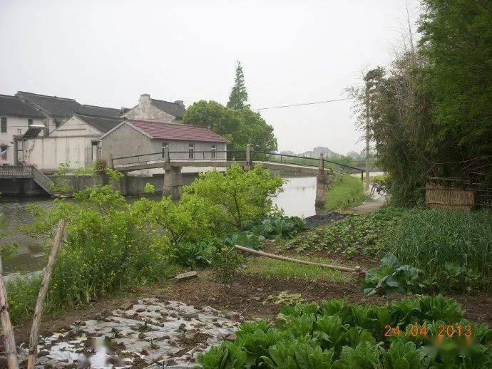 在这里跨七灶港的邱家桥是最有名的,以至于当年民义乡一度称为"邱桥乡