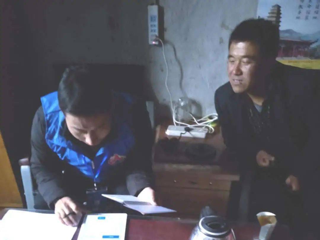 疫情中的人口普查员_疫情火车站人口图片(2)