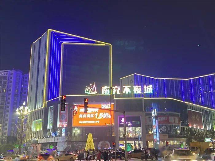 白土坝"不夜城" 下中坝版块有金融广场内街,保利mall,上河城商业