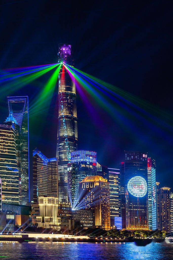 2020进博会举行 上海黄浦江两岸上演璀璨灯光秀