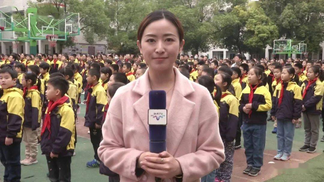 新闻女生云助学榆爱同行青山一道同云雨明月何曾是两乡