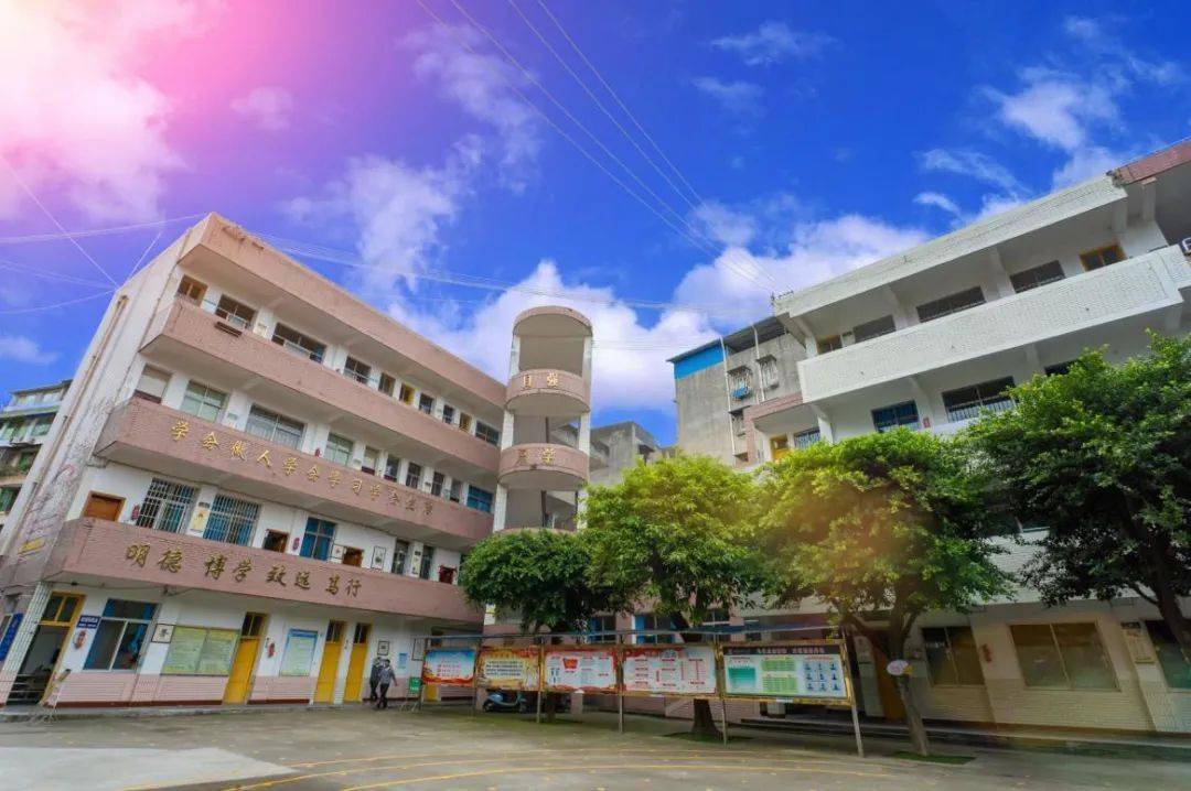 工商小学,新城小学,新城初小,上世纪60年代更名为犍为县南门小学,其间