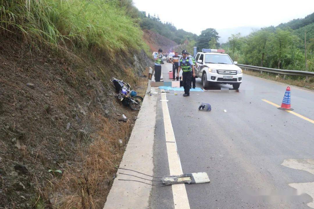 发生一起摩托车撞向路边警示桩,造成一人死亡,一人受伤的道路交通事故