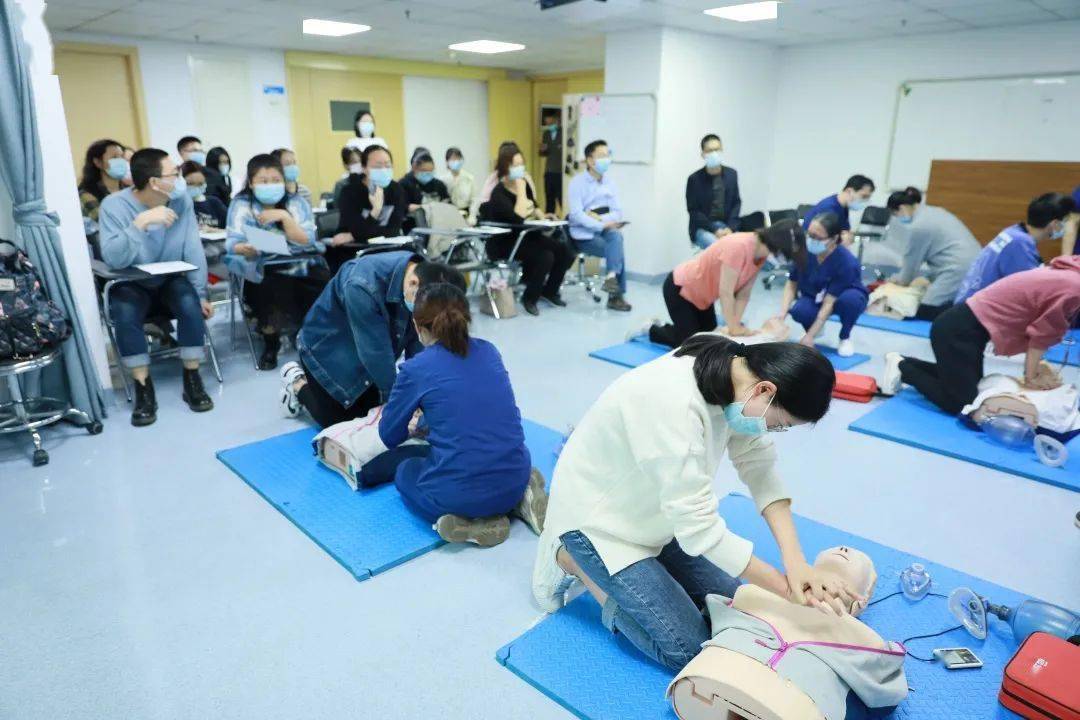 培训|100人名额600人抢！因为4年前的一名陌生男子，她来到浙二学本领…