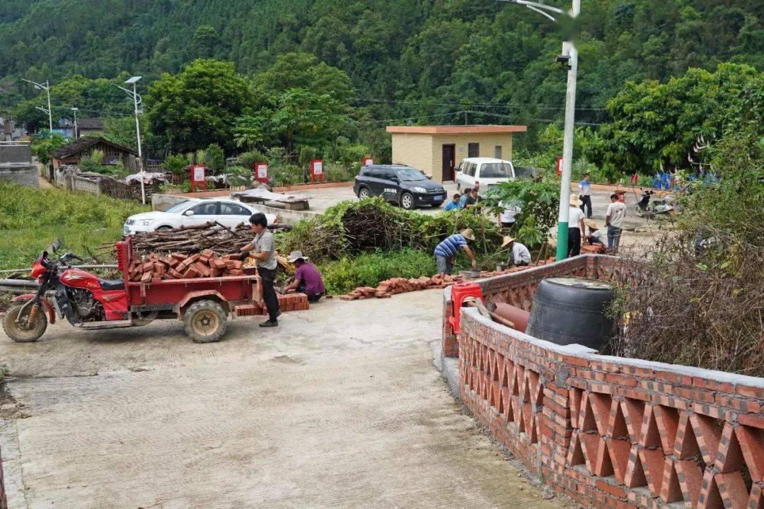 "近日,在郁南县通门镇榕树垌村,74岁的老伯梁锦华开心的说.