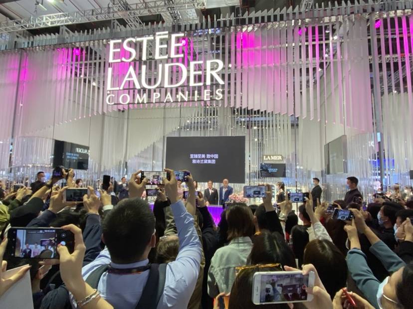 博会|虚拟化妆师、发质检测仪、“金鹰女神”裙，这届进博会够时尚