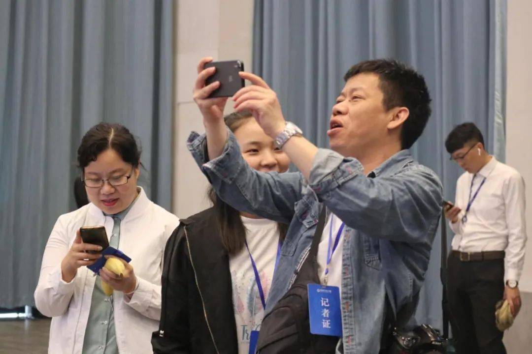 媒体记者 自媒体工作者吴如雄在快乐的工作