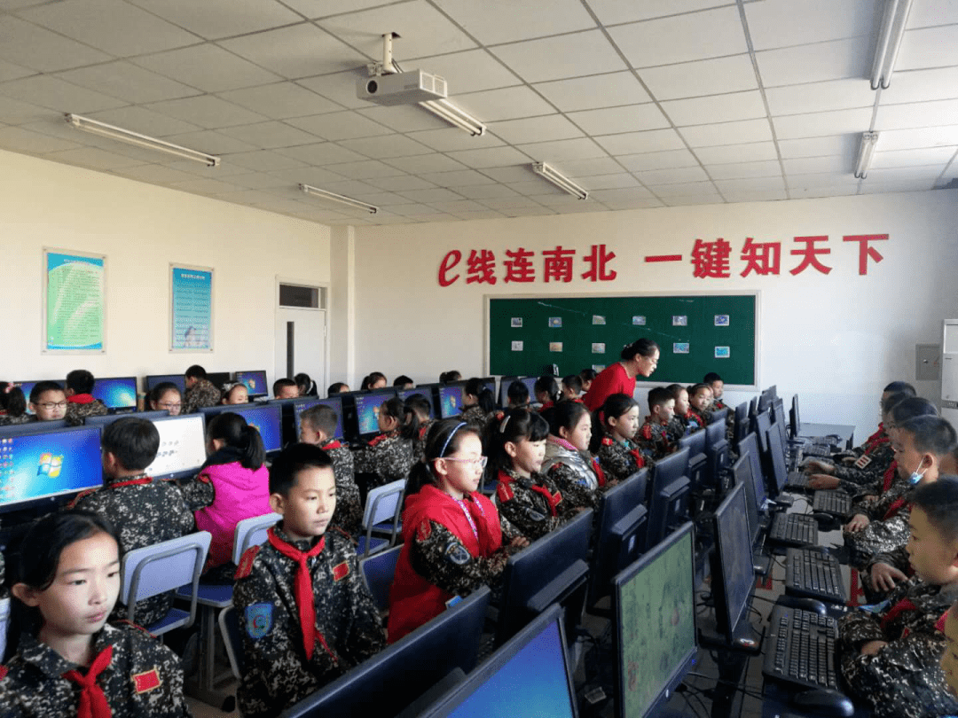 教室 人均_教室图片动漫(3)