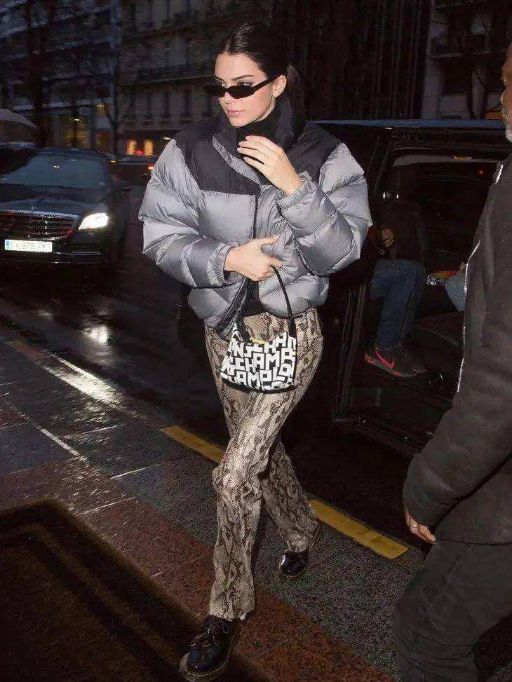 周冬雨|女孩们，撑得很累吧......像周冬雨一样套羽绒服不好吗！？